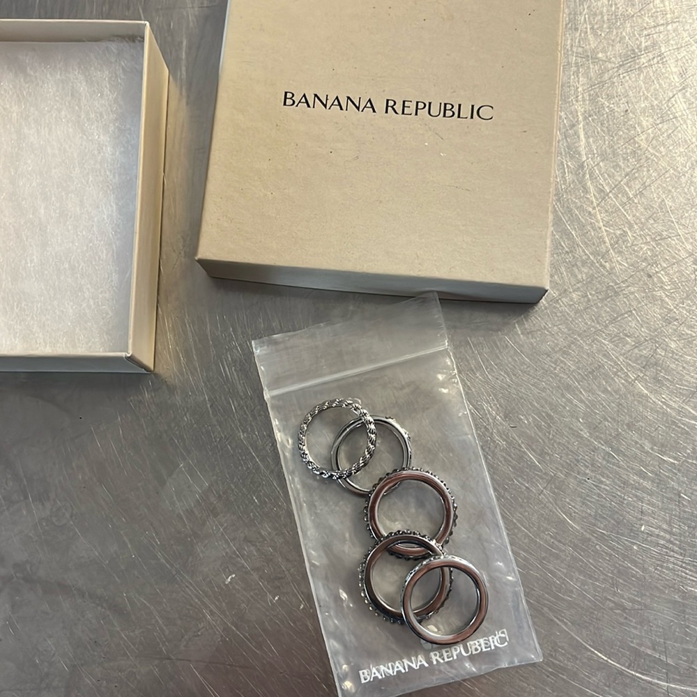 NWOT banana republic set of 5 stackable rings.